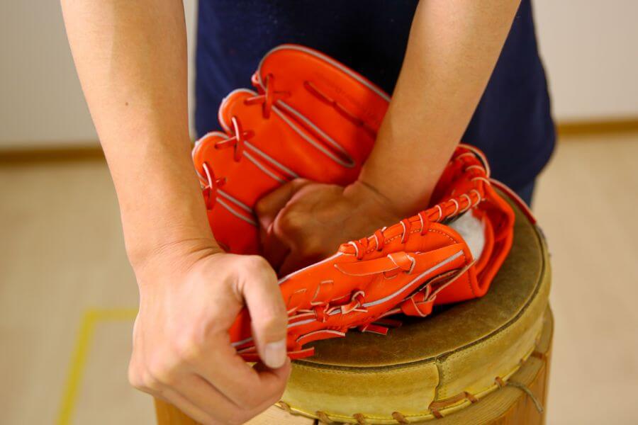 水分を使わずグローブを柔らかくする「手もみ加工」