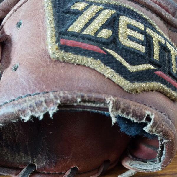 他店購入のグローブ・ミット、断られた修理もお任せください