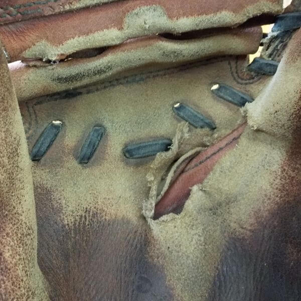 他店購入のグローブ・ミット、断られた修理もお任せください