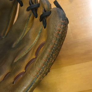 ミズノ硬式グローブ・小指部破れ修理後