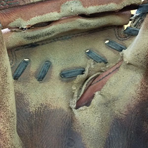 少年軟式グローブ 受球面破れ修理前