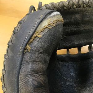 ゼットキャッチャーミット・受球面のほつれ修理前