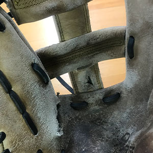 アシックス硬式グローブ・受球面の破れ修理前