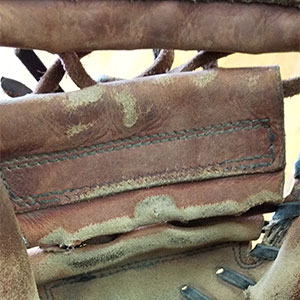 軟式グローブ・受球面の破れ修理前