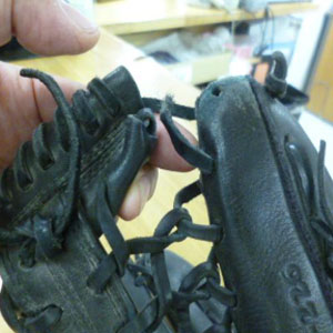 硬式グローブ・ウェブ紐切れ修理前